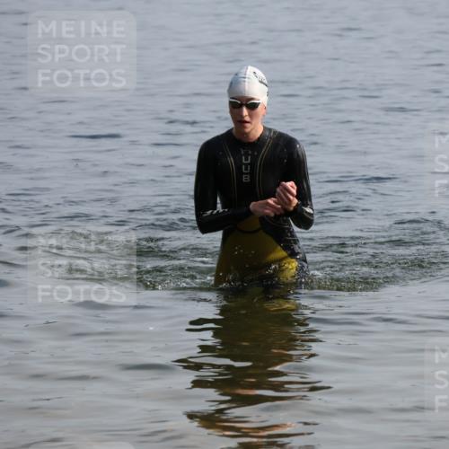 15.06.2025 - 27. Vierlanden-Triathlon Lena Gebhardt http://msf.ph/oto/8048490 15.06.2025 09:03:13 Schwimmen 219, 220, 248 meine-sportfotos.de