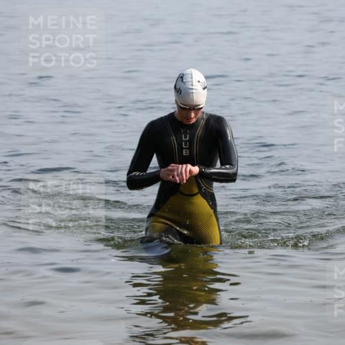 15.06.2025 - 27. Vierlanden-Triathlon Lena Gebhardt http://msf.ph/oto/8048494 15.06.2025 09:03:13 Schwimmen 219, 220, 248 meine-sportfotos.de