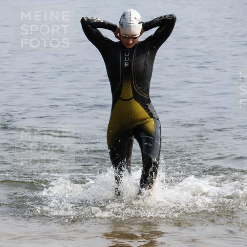 15.06.2025 - 27. Vierlanden-Triathlon Lena Gebhardt http://msf.ph/oto/8048499 15.06.2025 09:03:16 Schwimmen 219, 220, 248 meine-sportfotos.de