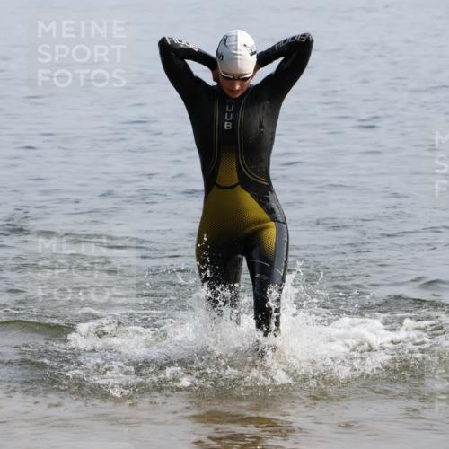 15.06.2025 - 27. Vierlanden-Triathlon Lena Gebhardt http://msf.ph/oto/8048501 15.06.2025 09:03:16 Schwimmen 219, 220, 248 meine-sportfotos.de