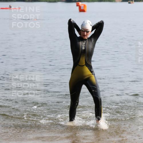 15.06.2025 - 27. Vierlanden-Triathlon Lena Gebhardt http://msf.ph/oto/8048503 15.06.2025 09:03:17 Schwimmen 219, 220, 248 meine-sportfotos.de