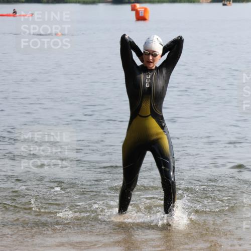 15.06.2025 - 27. Vierlanden-Triathlon Lena Gebhardt http://msf.ph/oto/8048504 15.06.2025 09:03:17 Schwimmen 219, 220, 248 meine-sportfotos.de