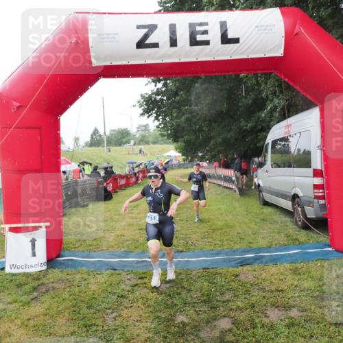 21.06.2025 - 27. Vierlanden-Triathlon MichiJ http://msf.ph/oto/8048505 15.06.2026 14:20:18 Ziel 910, 1209, 1213 meine-sportfotos.de