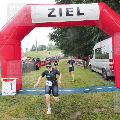 21.06.2025 - 27. Vierlanden-Triathlon MichiJ http://msf.ph/oto/8048509 15.06.2026 14:20:19 Ziel 910, 1209, 1213 meine-sportfotos.de