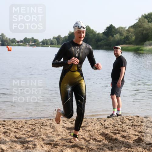 15.06.2025 - 27. Vierlanden-Triathlon Lena Gebhardt http://msf.ph/oto/8048510 15.06.2025 09:03:20 Schwimmen 220, 248 meine-sportfotos.de