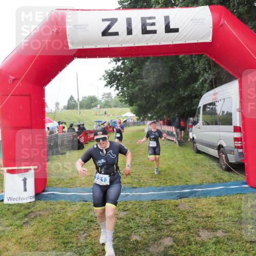 21.06.2025 - 27. Vierlanden-Triathlon MichiJ http://msf.ph/oto/8048511 15.06.2026 14:20:19 Ziel 910, 1209, 1213 meine-sportfotos.de