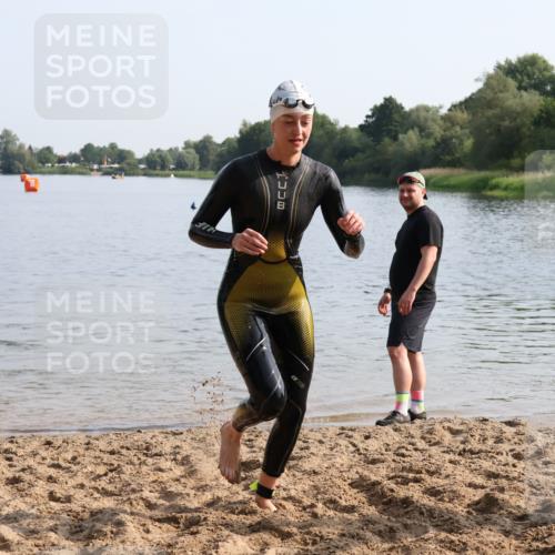 15.06.2025 - 27. Vierlanden-Triathlon Lena Gebhardt http://msf.ph/oto/8048512 15.06.2025 09:03:20 Schwimmen 220, 248 meine-sportfotos.de