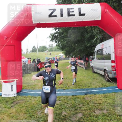 21.06.2025 - 27. Vierlanden-Triathlon MichiJ http://msf.ph/oto/8048513 15.06.2026 14:20:19 Ziel 910, 1209, 1213 meine-sportfotos.de