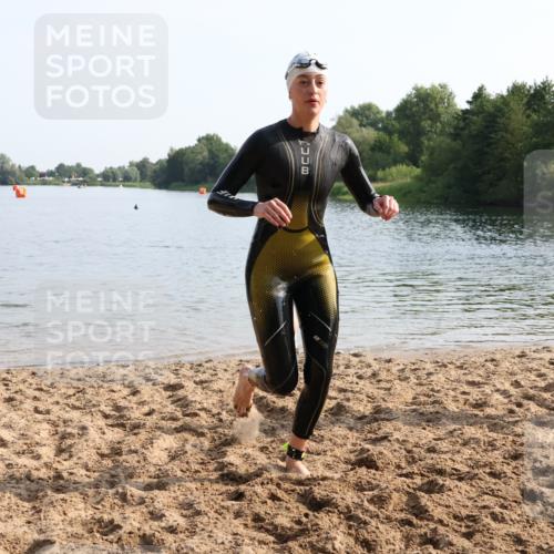 15.06.2025 - 27. Vierlanden-Triathlon Lena Gebhardt http://msf.ph/oto/8048514 15.06.2025 09:03:21 Schwimmen 220 meine-sportfotos.de