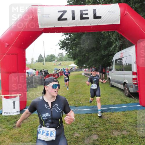 21.06.2025 - 27. Vierlanden-Triathlon MichiJ http://msf.ph/oto/8048515 15.06.2026 14:20:19 Ziel 910, 1209, 1213 meine-sportfotos.de
