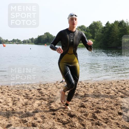 15.06.2025 - 27. Vierlanden-Triathlon Lena Gebhardt http://msf.ph/oto/8048516 15.06.2025 09:03:21 Schwimmen 220 meine-sportfotos.de