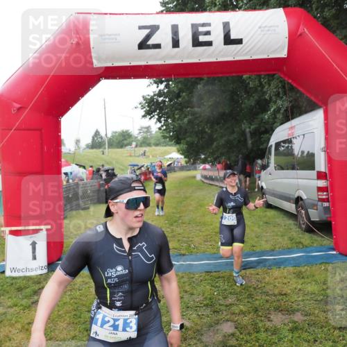 21.06.2025 - 27. Vierlanden-Triathlon MichiJ http://msf.ph/oto/8048517 15.06.2026 14:20:20 Ziel 910, 1209, 1213 meine-sportfotos.de