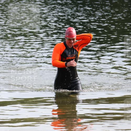 15.06.2025 - 27. Vierlanden-Triathlon Lena Gebhardt http://msf.ph/oto/8048518 15.06.2025 09:04:32 Schwimmen 247 meine-sportfotos.de