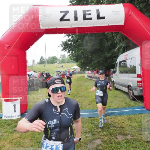 21.06.2025 - 27. Vierlanden-Triathlon MichiJ http://msf.ph/oto/8048519 15.06.2026 14:20:20 Ziel 910, 1209, 1213 meine-sportfotos.de