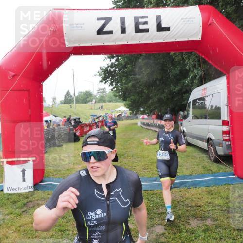 21.06.2025 - 27. Vierlanden-Triathlon MichiJ http://msf.ph/oto/8048521 15.06.2026 14:20:20 Ziel 910, 1209, 1213 meine-sportfotos.de
