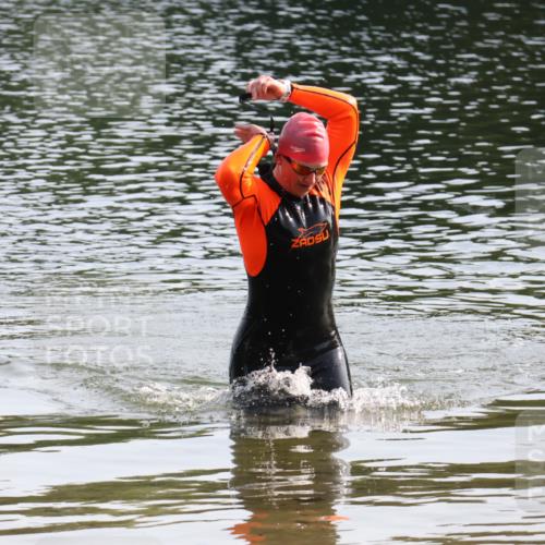 15.06.2025 - 27. Vierlanden-Triathlon Lena Gebhardt http://msf.ph/oto/8048522 15.06.2025 09:04:33 Schwimmen 247 meine-sportfotos.de