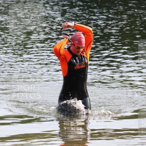 15.06.2025 - 27. Vierlanden-Triathlon Lena Gebhardt http://msf.ph/oto/8048523 15.06.2025 09:04:33 Schwimmen 247 meine-sportfotos.de