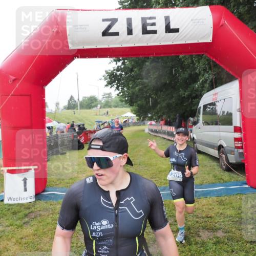 21.06.2025 - 27. Vierlanden-Triathlon MichiJ http://msf.ph/oto/8048524 15.06.2026 14:20:20 Ziel 910, 1209, 1213 meine-sportfotos.de