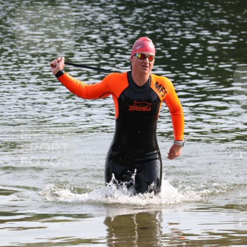 15.06.2025 - 27. Vierlanden-Triathlon Lena Gebhardt http://msf.ph/oto/8048525 15.06.2025 09:04:33 Schwimmen 247 meine-sportfotos.de