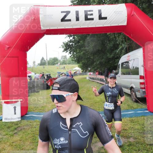 21.06.2025 - 27. Vierlanden-Triathlon MichiJ http://msf.ph/oto/8048526 15.06.2026 14:20:20 Ziel 910, 1209, 1213 meine-sportfotos.de
