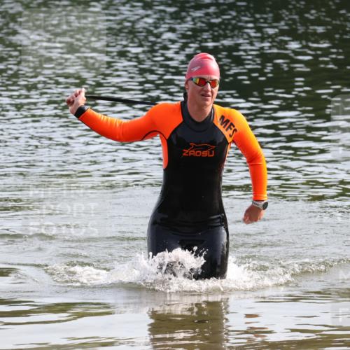 15.06.2025 - 27. Vierlanden-Triathlon Lena Gebhardt http://msf.ph/oto/8048527 15.06.2025 09:04:33 Schwimmen 247 meine-sportfotos.de