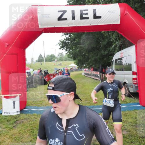 21.06.2025 - 27. Vierlanden-Triathlon MichiJ http://msf.ph/oto/8048528 15.06.2026 14:20:20 Ziel 910, 1209, 1213 meine-sportfotos.de