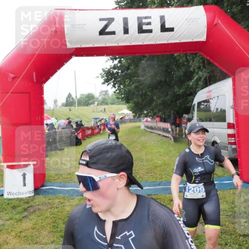 21.06.2025 - 27. Vierlanden-Triathlon MichiJ http://msf.ph/oto/8048530 15.06.2026 14:20:20 Ziel 910, 1209, 1213 meine-sportfotos.de