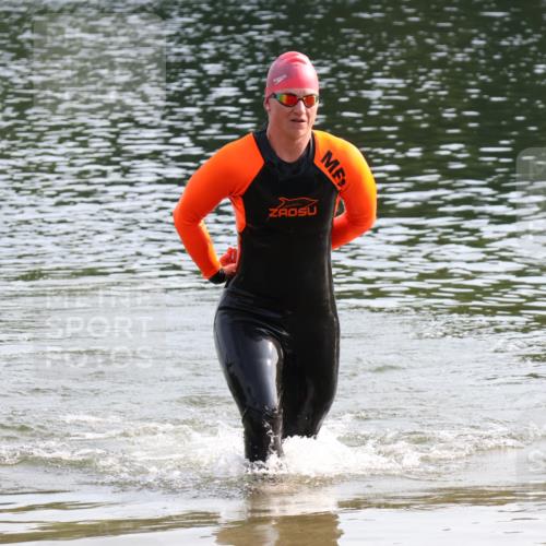 15.06.2025 - 27. Vierlanden-Triathlon Lena Gebhardt http://msf.ph/oto/8048531 15.06.2025 09:04:34 Schwimmen 247 meine-sportfotos.de