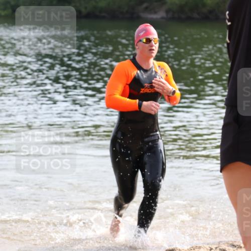15.06.2025 - 27. Vierlanden-Triathlon Lena Gebhardt http://msf.ph/oto/8048532 15.06.2025 09:04:36 Schwimmen 247 meine-sportfotos.de