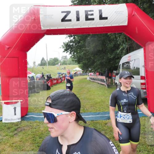 21.06.2025 - 27. Vierlanden-Triathlon MichiJ http://msf.ph/oto/8048533 15.06.2026 14:20:20 Ziel 910, 1209, 1213 meine-sportfotos.de