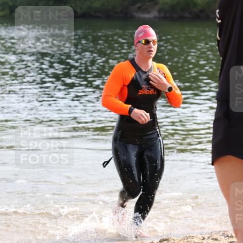 15.06.2025 - 27. Vierlanden-Triathlon Lena Gebhardt http://msf.ph/oto/8048534 15.06.2025 09:04:36 Schwimmen 247 meine-sportfotos.de