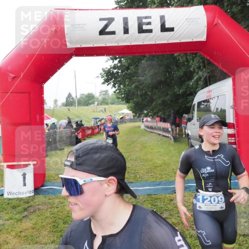 21.06.2025 - 27. Vierlanden-Triathlon MichiJ http://msf.ph/oto/8048535 15.06.2026 14:20:21 Ziel 910, 1209, 1213 meine-sportfotos.de