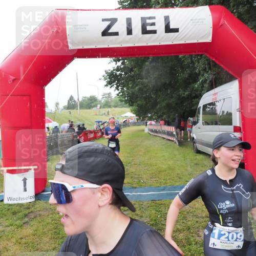 21.06.2025 - 27. Vierlanden-Triathlon MichiJ http://msf.ph/oto/8048537 15.06.2026 14:20:21 Ziel 910, 1209, 1213 meine-sportfotos.de