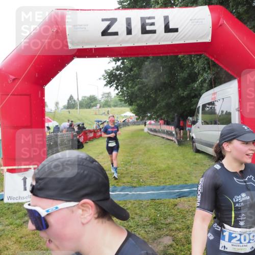 21.06.2025 - 27. Vierlanden-Triathlon MichiJ http://msf.ph/oto/8048539 15.06.2026 14:20:21 Ziel 910, 1209, 1213 meine-sportfotos.de
