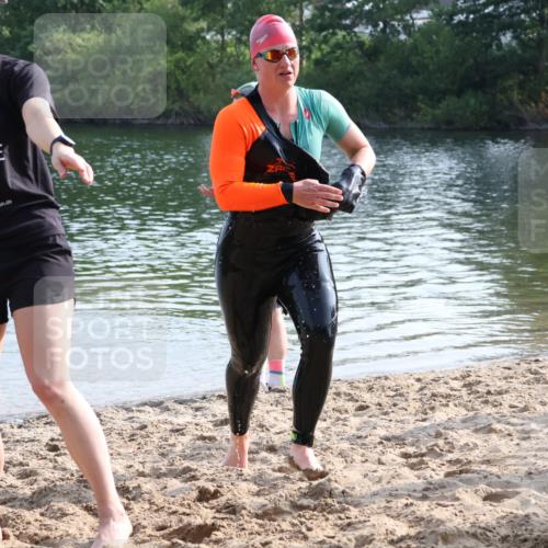 15.06.2025 - 27. Vierlanden-Triathlon Lena Gebhardt http://msf.ph/oto/8048540 15.06.2025 09:04:39 Schwimmen 247 meine-sportfotos.de