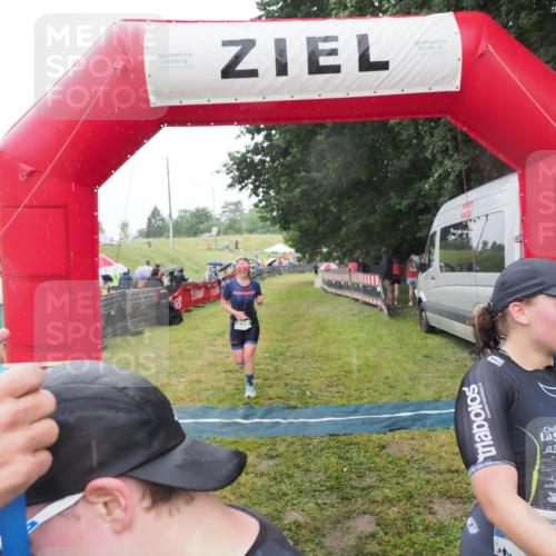 21.06.2025 - 27. Vierlanden-Triathlon MichiJ http://msf.ph/oto/8048541 15.06.2026 14:20:21 Ziel 910, 1209, 1213 meine-sportfotos.de