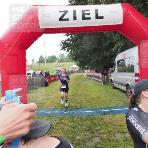 21.06.2025 - 27. Vierlanden-Triathlon MichiJ http://msf.ph/oto/8048543 15.06.2026 14:20:21 Ziel 910, 1209, 1213 meine-sportfotos.de