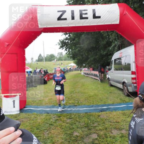 21.06.2025 - 27. Vierlanden-Triathlon MichiJ http://msf.ph/oto/8048549 15.06.2026 14:20:21 Ziel 910, 1209, 1213 meine-sportfotos.de