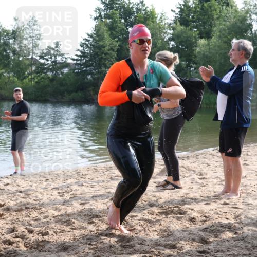 15.06.2025 - 27. Vierlanden-Triathlon Lena Gebhardt http://msf.ph/oto/8048550 15.06.2025 09:04:41 Schwimmen 247 meine-sportfotos.de