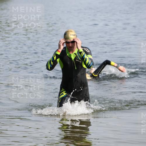 15.06.2025 - 27. Vierlanden-Triathlon Lena Gebhardt http://msf.ph/oto/8048552 15.06.2025 09:04:49 Schwimmen 238, 247 meine-sportfotos.de
