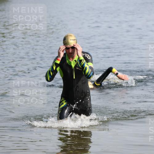 15.06.2025 - 27. Vierlanden-Triathlon Lena Gebhardt http://msf.ph/oto/8048554 15.06.2025 09:04:49 Schwimmen 238, 247 meine-sportfotos.de