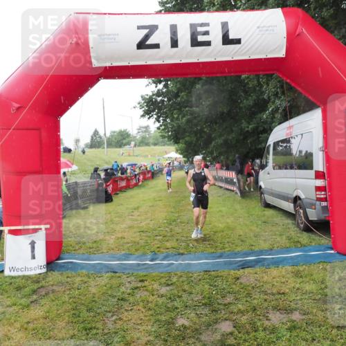 21.06.2025 - 27. Vierlanden-Triathlon MichiJ http://msf.ph/oto/8048555 15.06.2026 14:20:31 Ziel 1242, 1285 meine-sportfotos.de