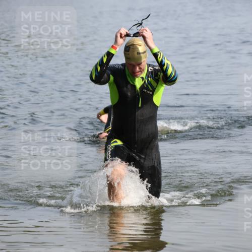 15.06.2025 - 27. Vierlanden-Triathlon Lena Gebhardt http://msf.ph/oto/8048556 15.06.2025 09:04:50 Schwimmen 238, 247 meine-sportfotos.de