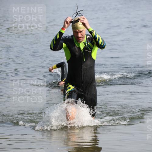15.06.2025 - 27. Vierlanden-Triathlon Lena Gebhardt http://msf.ph/oto/8048558 15.06.2025 09:04:50 Schwimmen 238, 247 meine-sportfotos.de