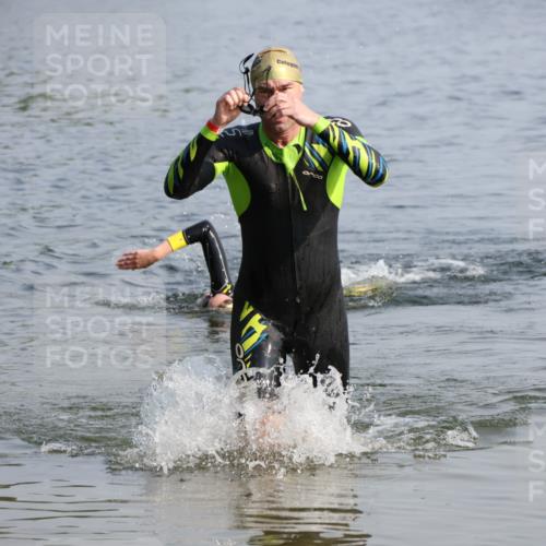 15.06.2025 - 27. Vierlanden-Triathlon Lena Gebhardt http://msf.ph/oto/8048560 15.06.2025 09:04:50 Schwimmen 238, 247 meine-sportfotos.de