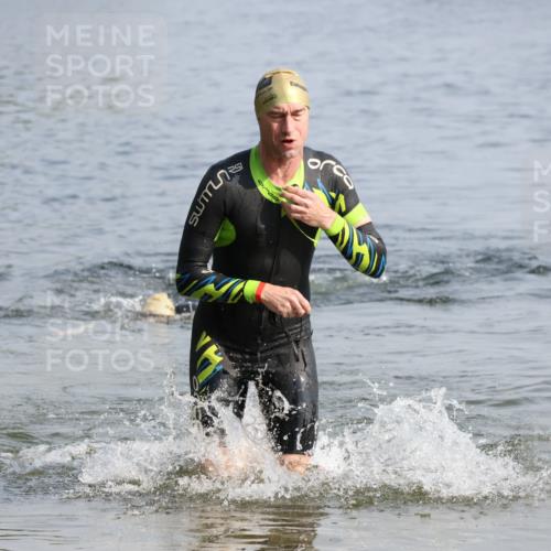 15.06.2025 - 27. Vierlanden-Triathlon Lena Gebhardt http://msf.ph/oto/8048562 15.06.2025 09:04:51 Schwimmen 238, 247 meine-sportfotos.de