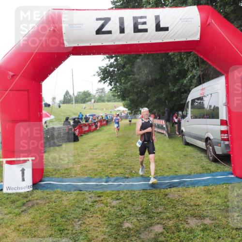 21.06.2025 - 27. Vierlanden-Triathlon MichiJ http://msf.ph/oto/8048563 15.06.2026 14:20:32 Ziel 1242, 1285 meine-sportfotos.de