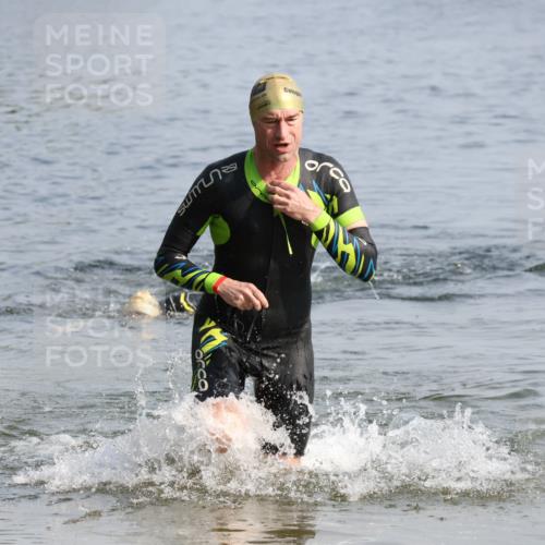 15.06.2025 - 27. Vierlanden-Triathlon Lena Gebhardt http://msf.ph/oto/8048564 15.06.2025 09:04:51 Schwimmen 238, 247 meine-sportfotos.de