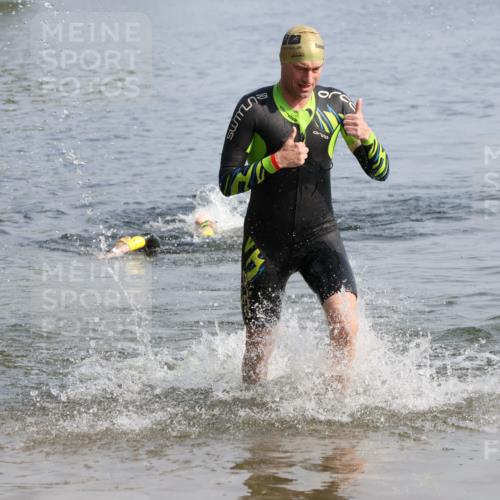 15.06.2025 - 27. Vierlanden-Triathlon Lena Gebhardt http://msf.ph/oto/8048566 15.06.2025 09:04:51 Schwimmen 238, 247 meine-sportfotos.de
