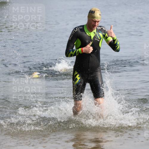 15.06.2025 - 27. Vierlanden-Triathlon Lena Gebhardt http://msf.ph/oto/8048568 15.06.2025 09:04:51 Schwimmen 238, 247 meine-sportfotos.de